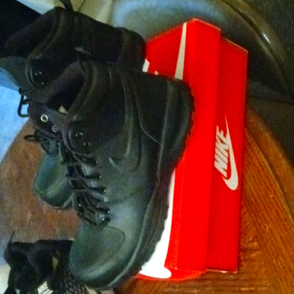 Sneaker boots